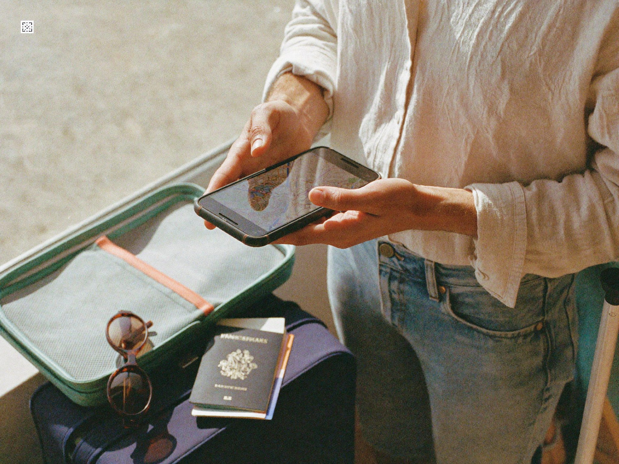 Personne consultant son téléphone et planifiant son voyage avec une carte
