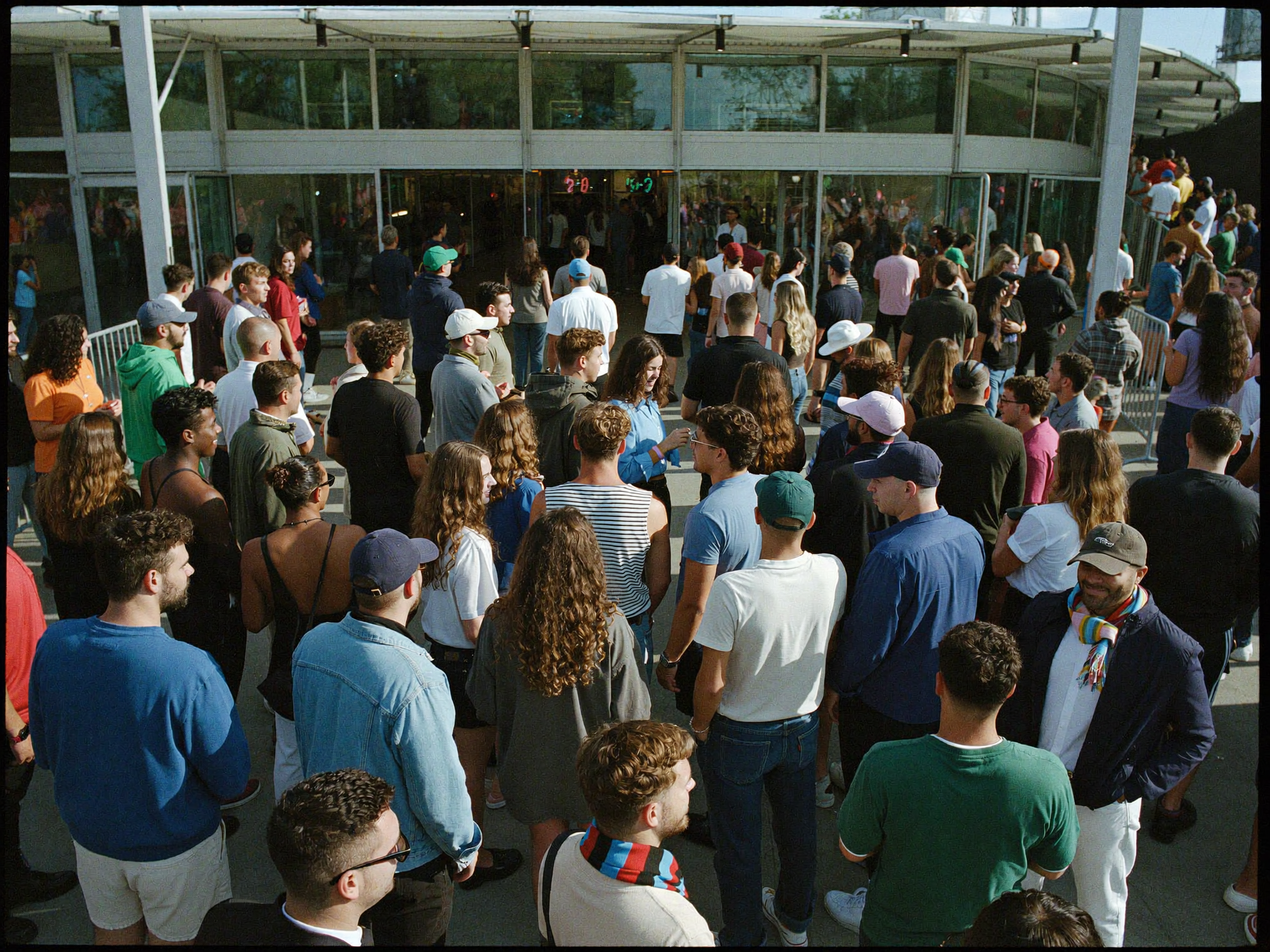 Foule devant les portiques d'entrée d'un stade