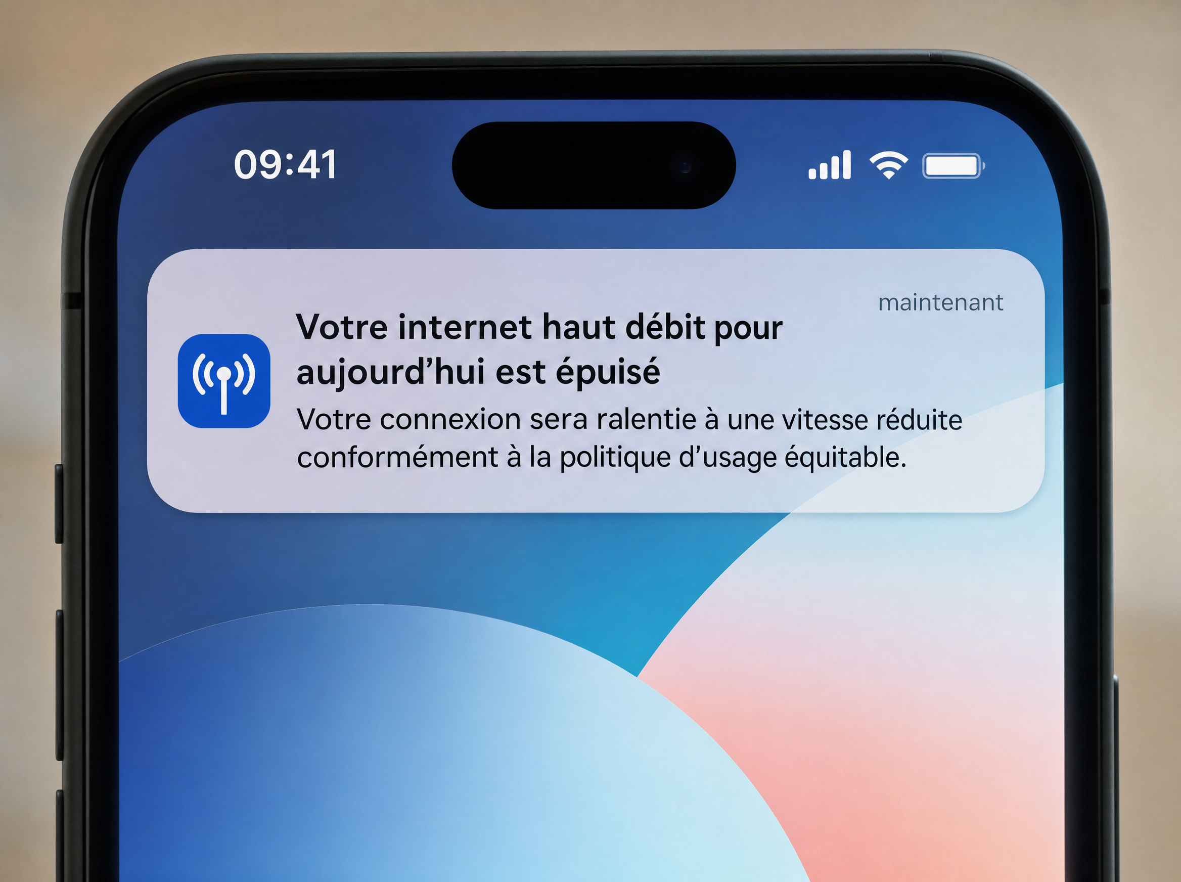 Notification sur écran de téléphone indiquant un ralentissement de la connexion mobile après dépassement de la politique d'usage équitable