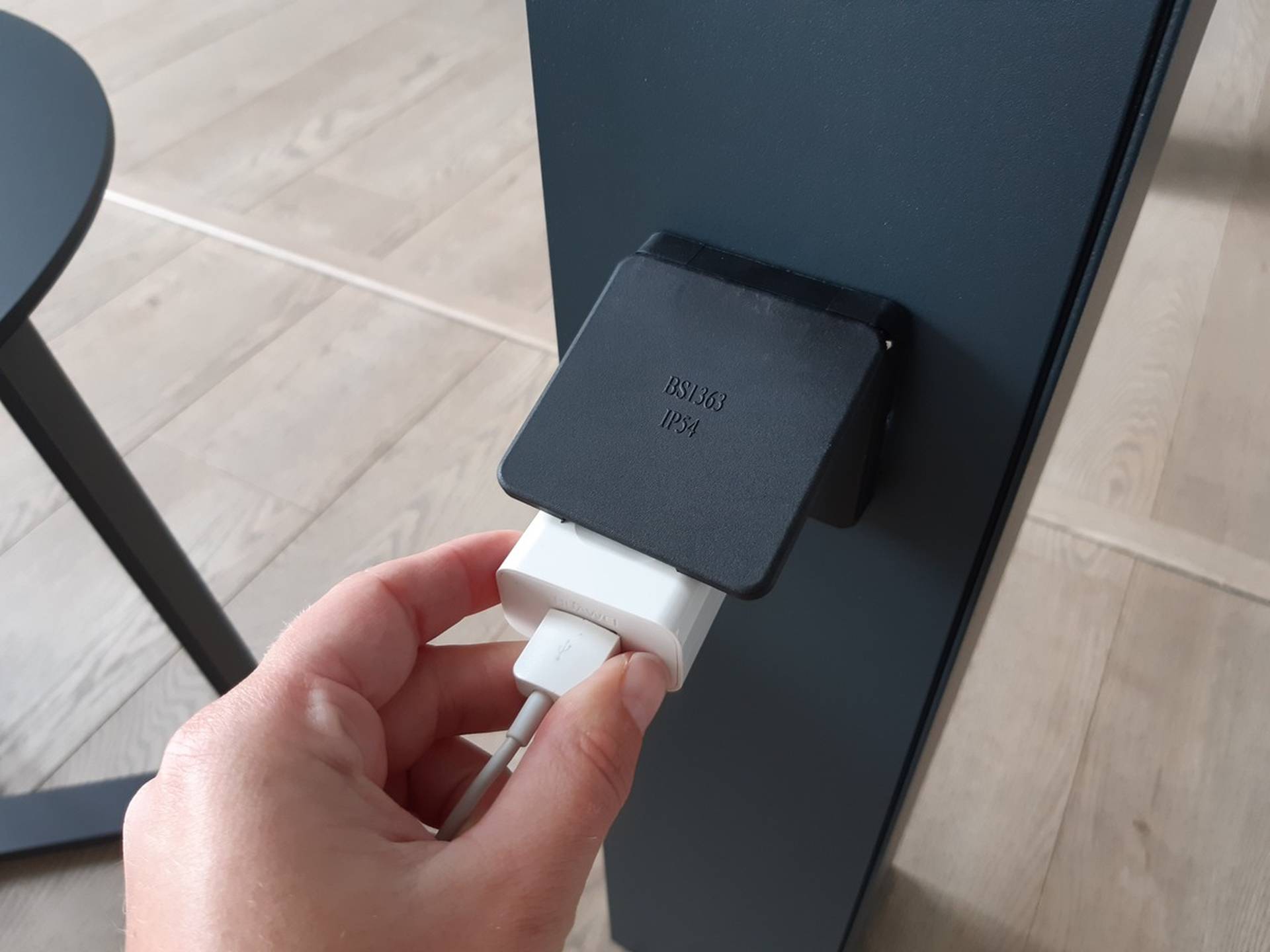 Pergola Brustor con lamelle orientabili, illuminazione LED integrata, screen ZIP e riscaldatori da terrazza che creano una zona pranzo esterna protetta