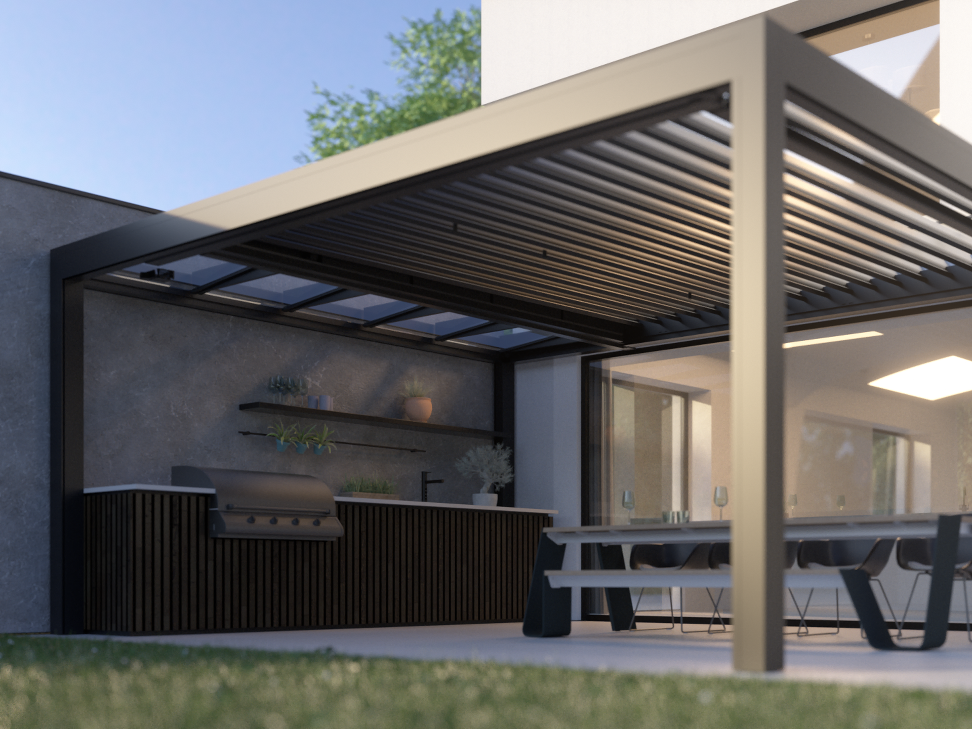 Aluminium‑Pergola B720 mit festem Glaselement und verstellbaren XL‑Lamellen über einer modernen Außenküche und schattigen Esszone