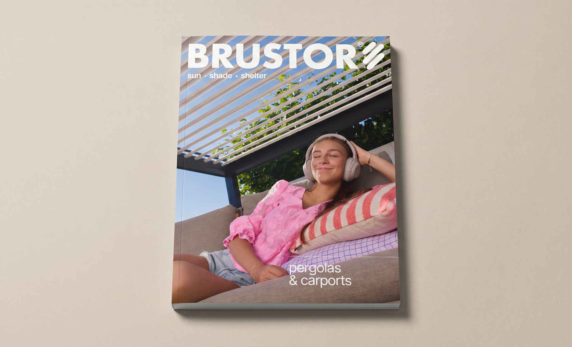 Brochure ouverte présentant une installation moderne de pergola extérieure, avec le logo Brustor et le titre « Sun Protection » sur la page de couverture.