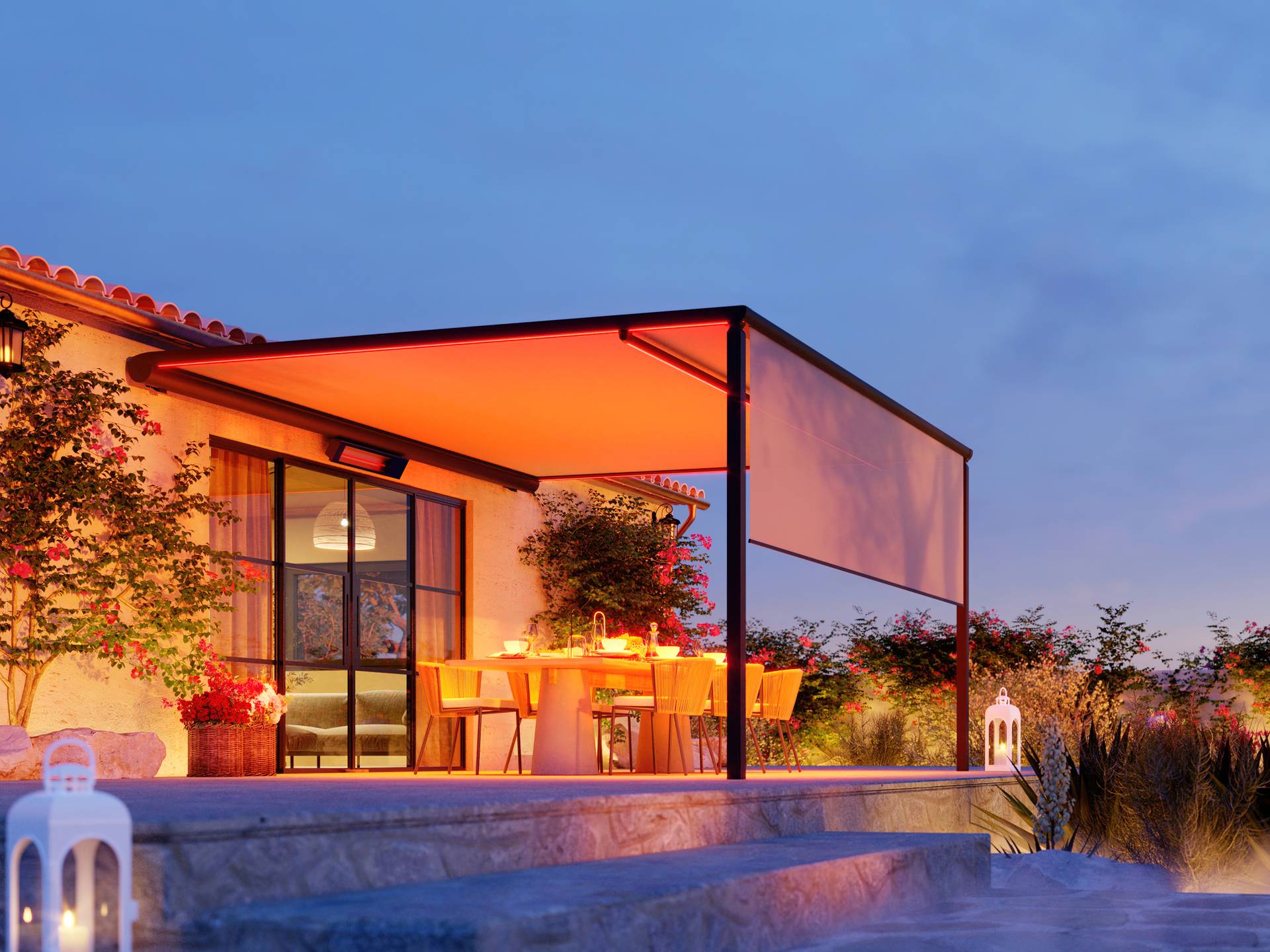 Pérgola B128 Horizontal de aluminio con techo textil retráctil horizontal e iluminación LED cálida, con screen ZIP bajado sobre un acogedor comedor exterior