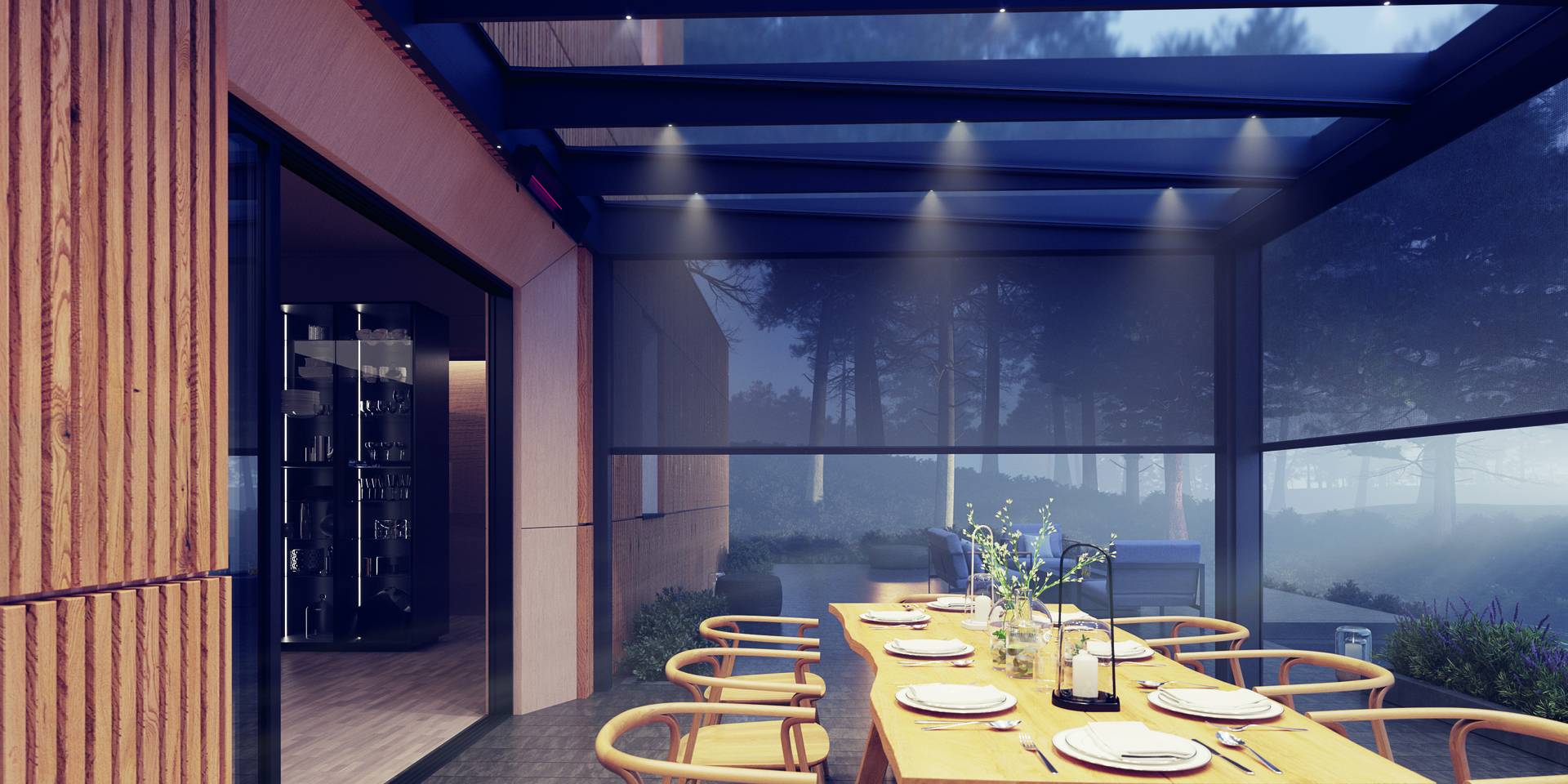 Pergola en aluminium à toiture fixe vitrée avec spots intégrés et ZIP‑screens fermés, entourant un espace repas extérieur au crépuscule, face à un jardin boisé.
