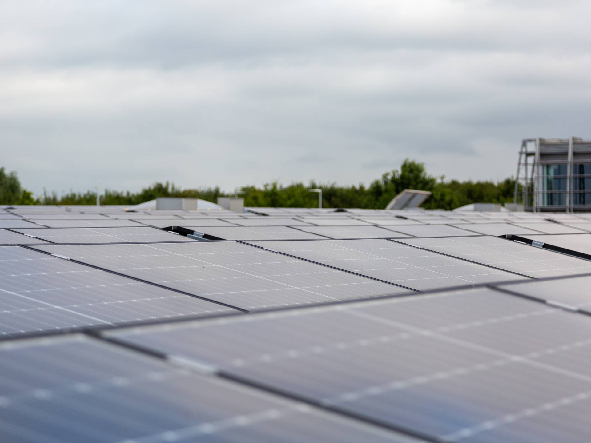 Zonnepanelen op het dak van een industrieel gebouw voor de opwekking van duurzame energie.