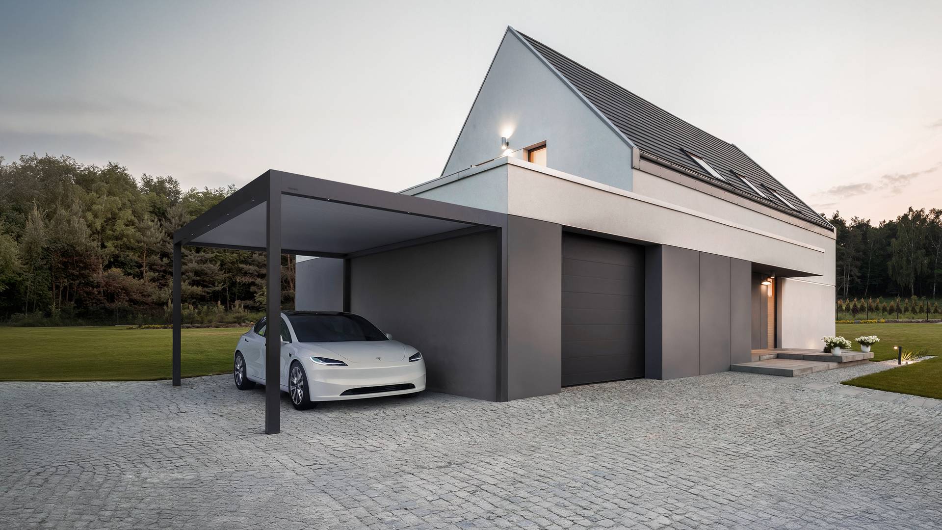 Moderne aluminium Brustor‑carport aangebouwd aan de woning, met overdekte parkeerruimte naast een hedendaags huis in een aangelegde tuin