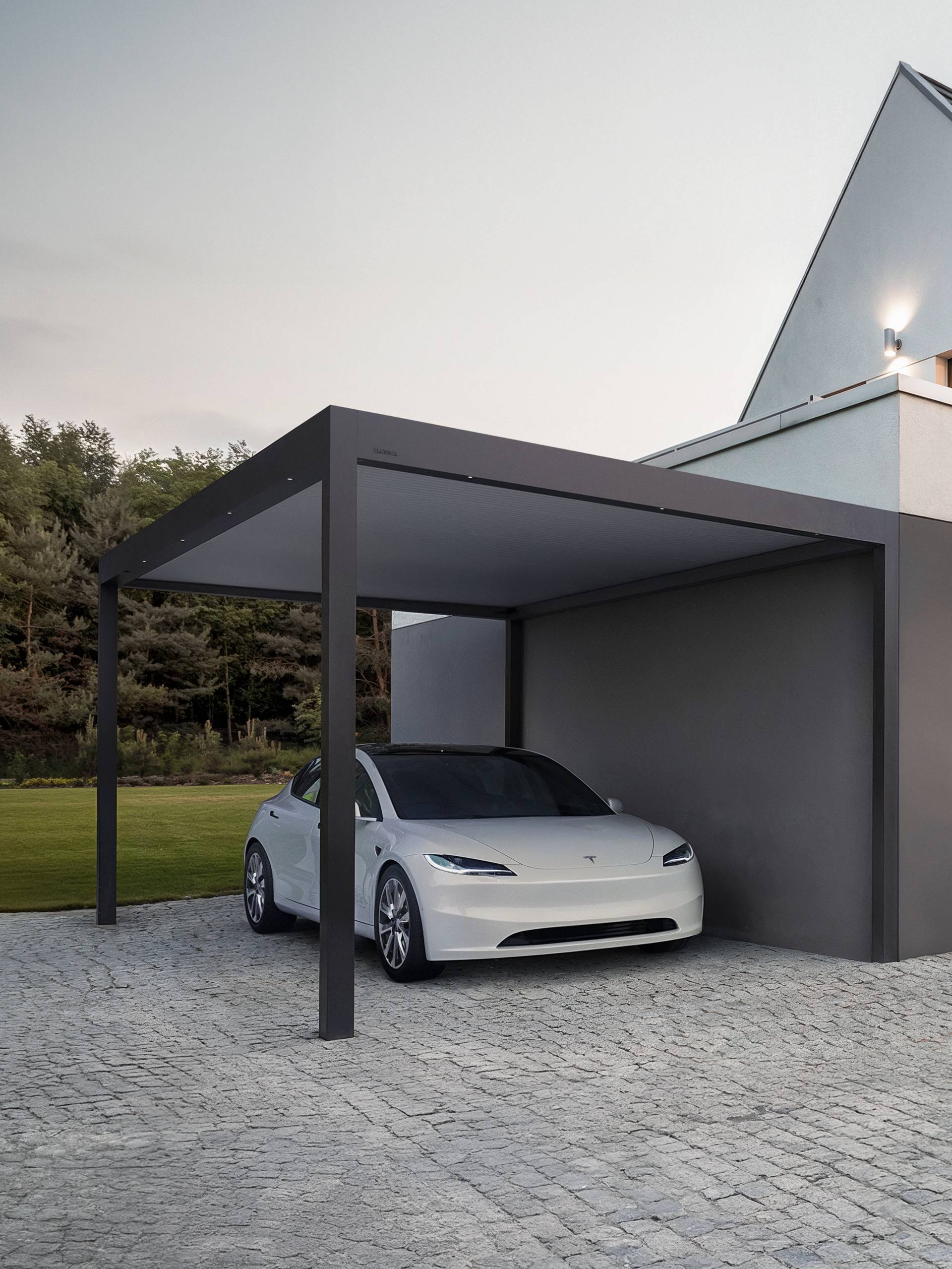 Carport Brustor in alluminio adiacente a una casa contemporanea, che offre parcheggio coperto in un ambiente residenziale curato