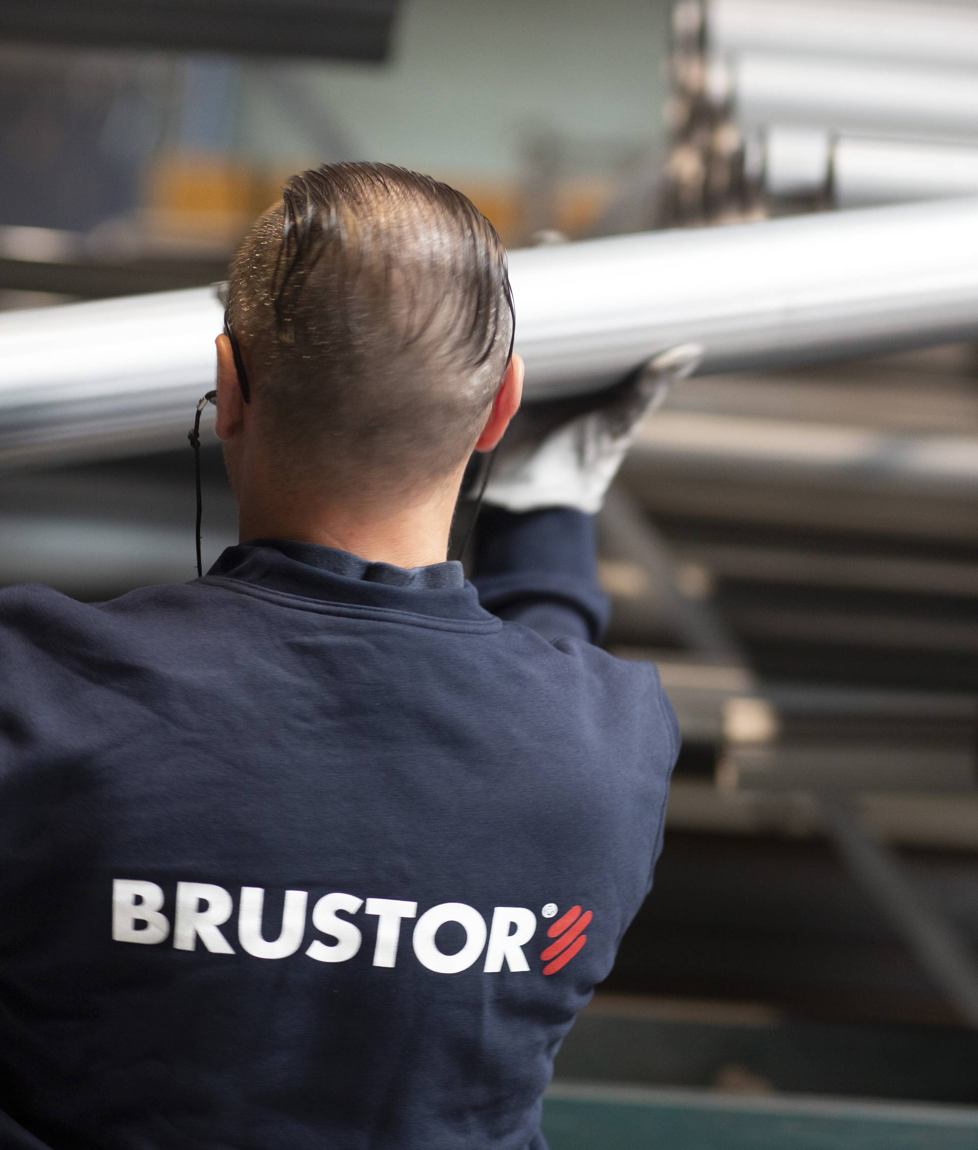 Profilé en aluminium pour protection solaire manipulé lors de l’assemblage dans l’atelier Brustor