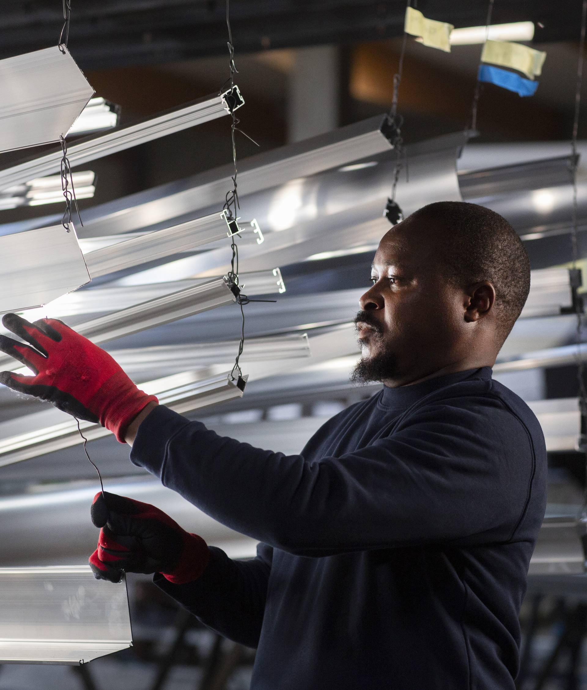 Profilés en aluminium pour protection solaire contrôlés dans un environnement de production industrielle