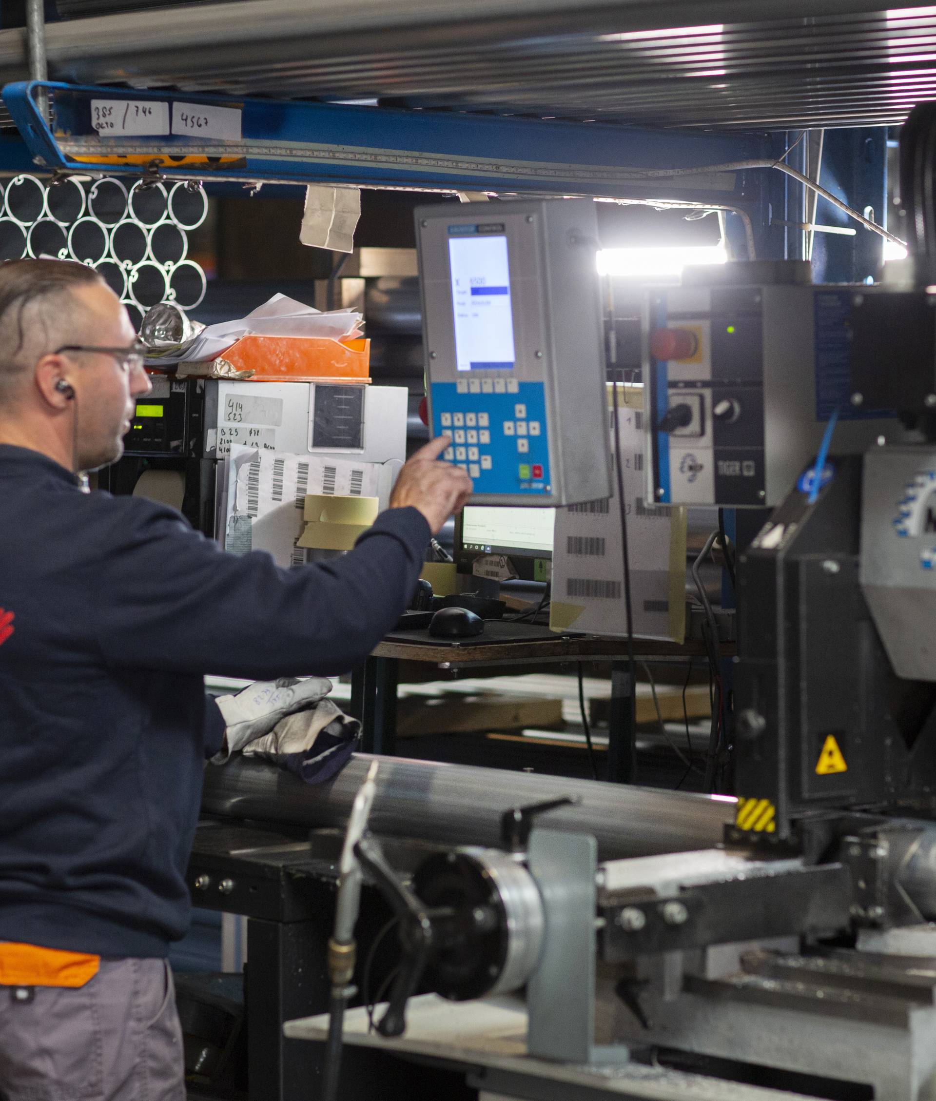 Usinage de profilés en aluminium pour protection solaire sur machine à commande numérique dans l’atelier Brustor