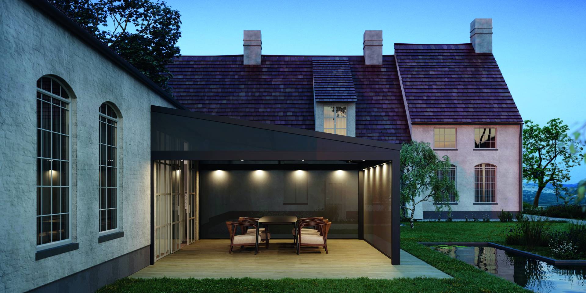 Aluminium pergola met geïntegreerde verlichting en zijkantscreens boven een buiteneethoek naast een klassiek huis met uitzicht op een tuinvijver.