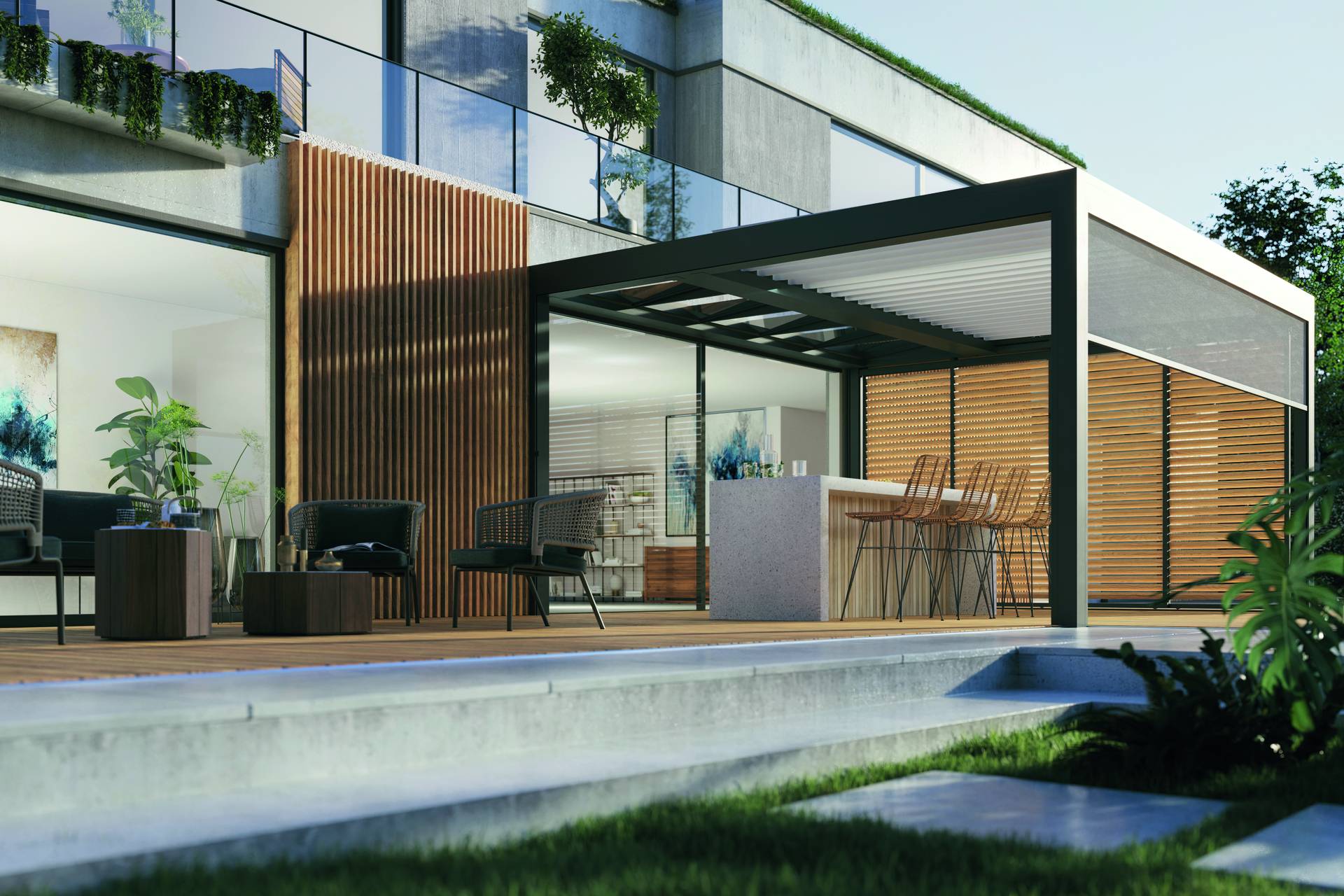 Aluminium‑Pergola B720 mit festem Glaselement und verstellbaren XL‑Lamellen über einer Außenküche und Lounge an einem modernen Haus