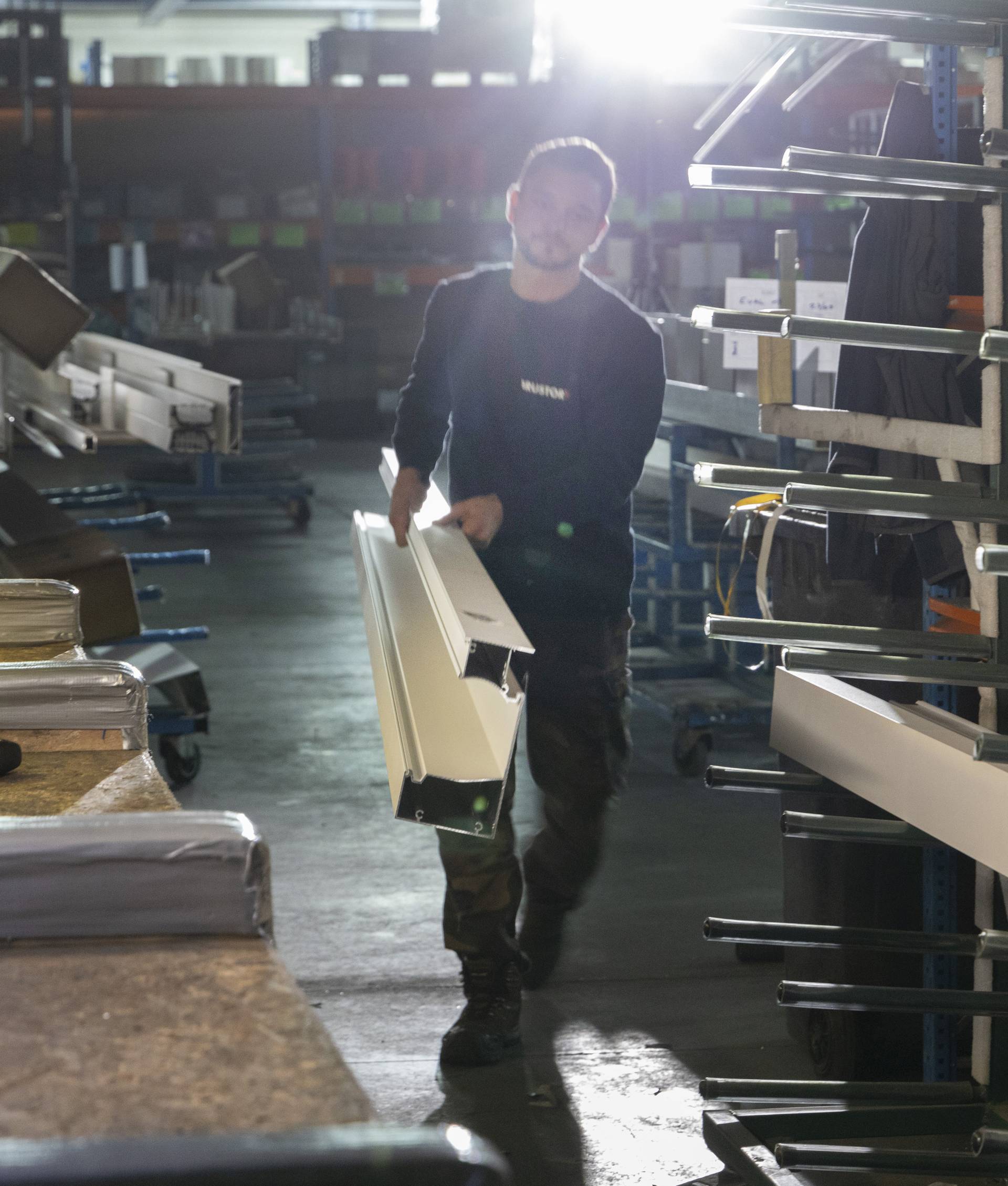 Élément de protection solaire transporté dans un entrepôt industriel lors du processus de production