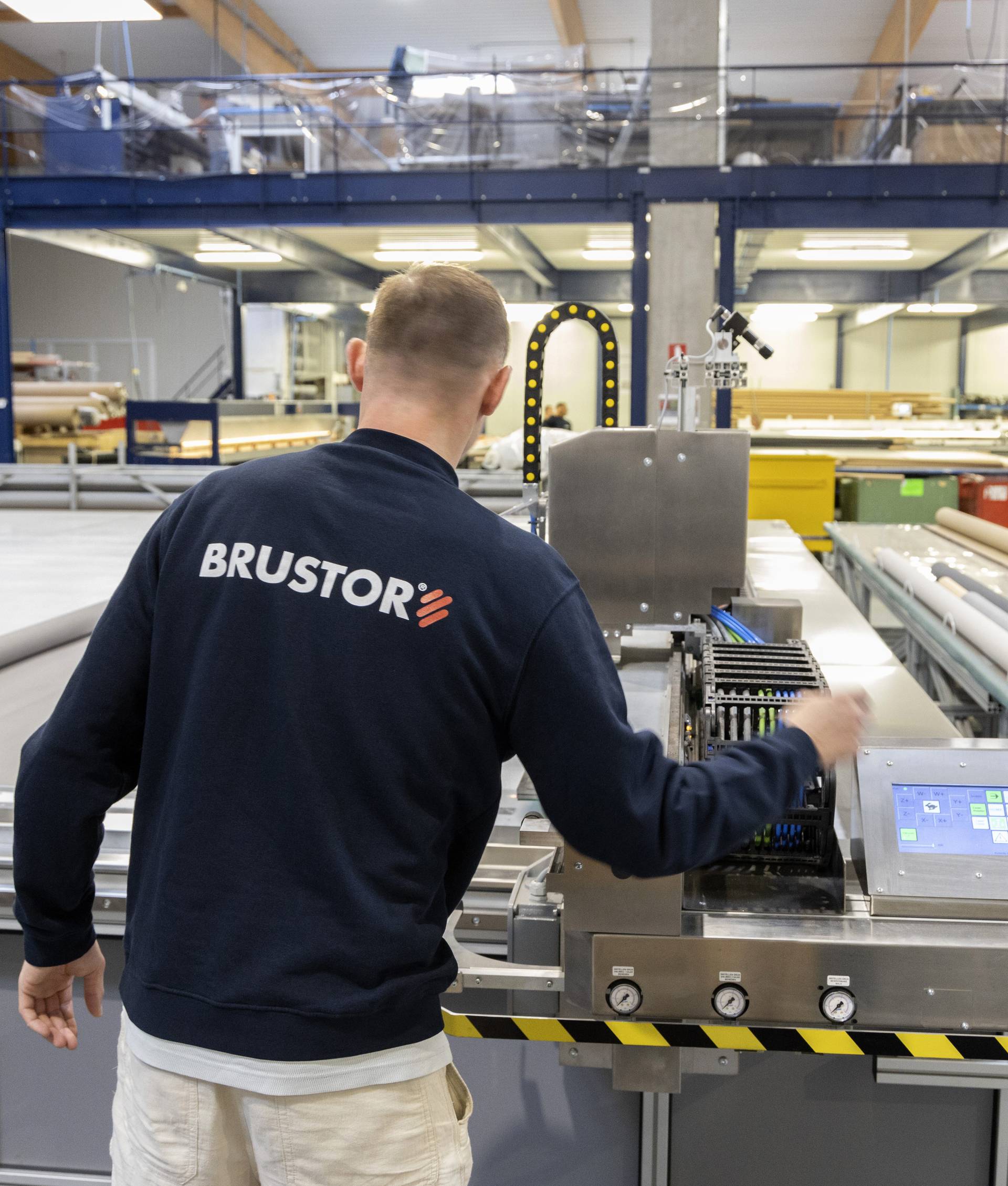 Persoon die in productie aan textieldoek werkt