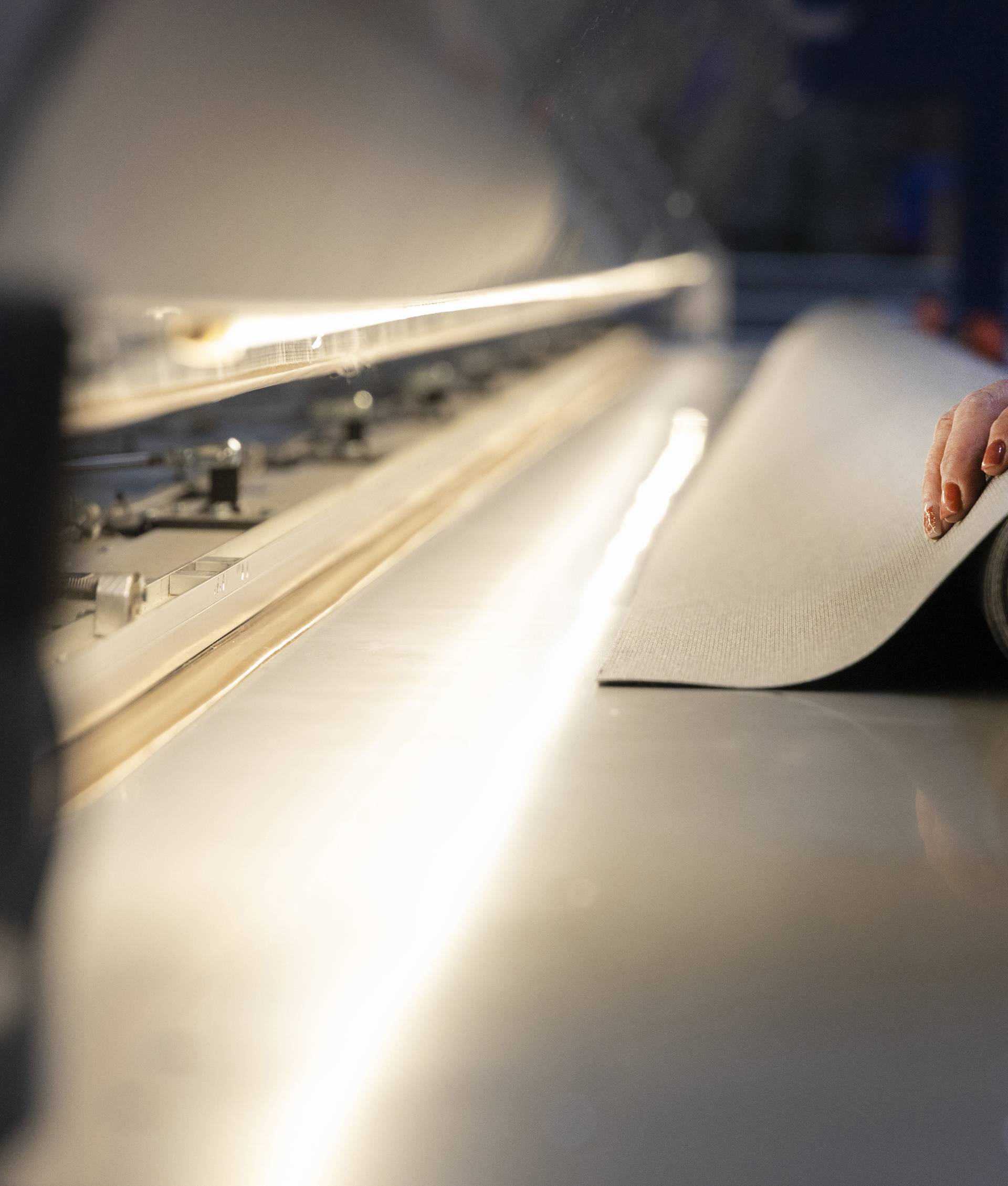 Toile de protection solaire en cours de fabrication sur ligne de production industrielle Brustor