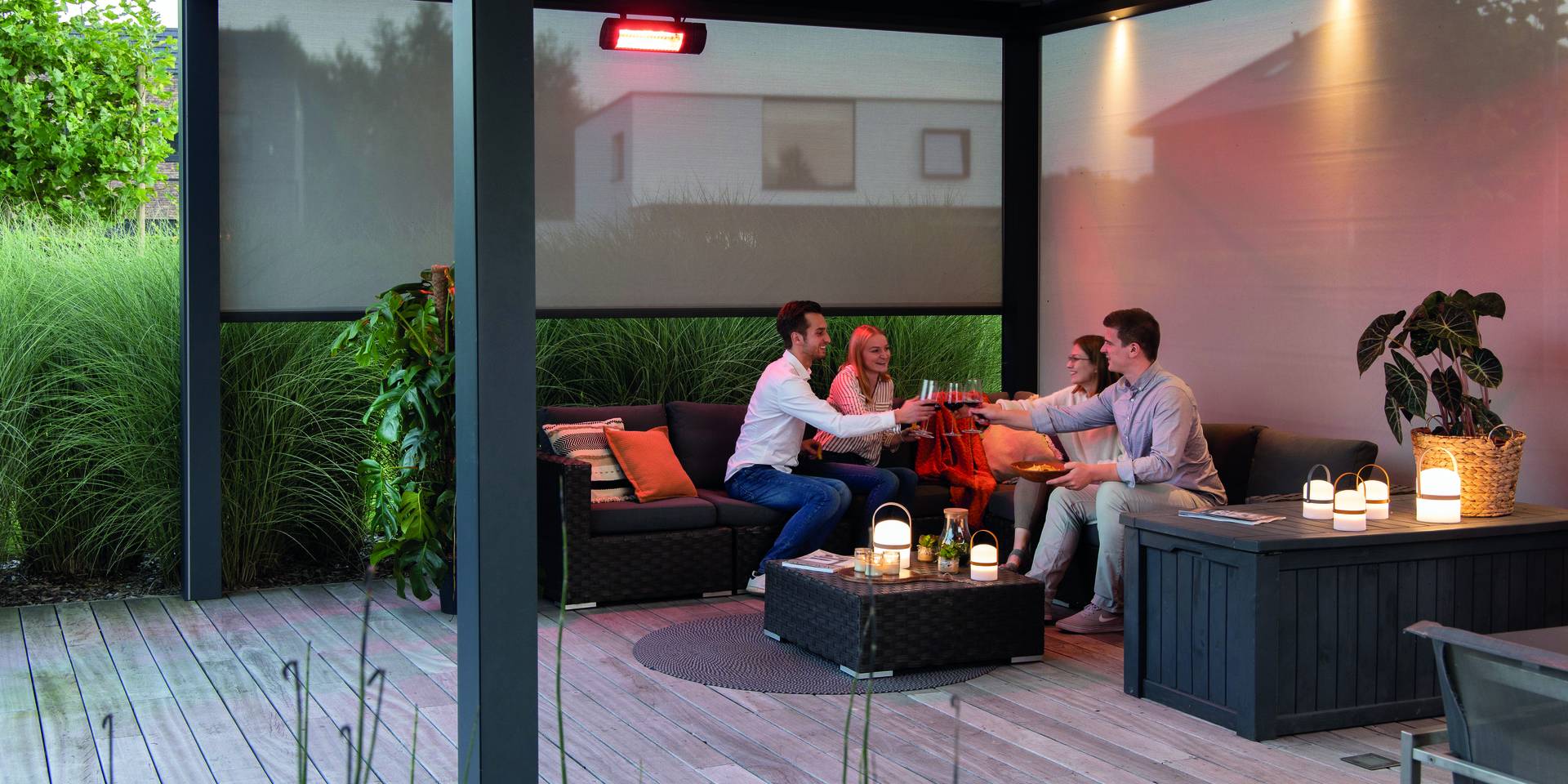 Store banne à cassette fermée installé sur la façade d’une maison moderne en briques, au‑dessus d’une terrasse avec espace repas extérieur.