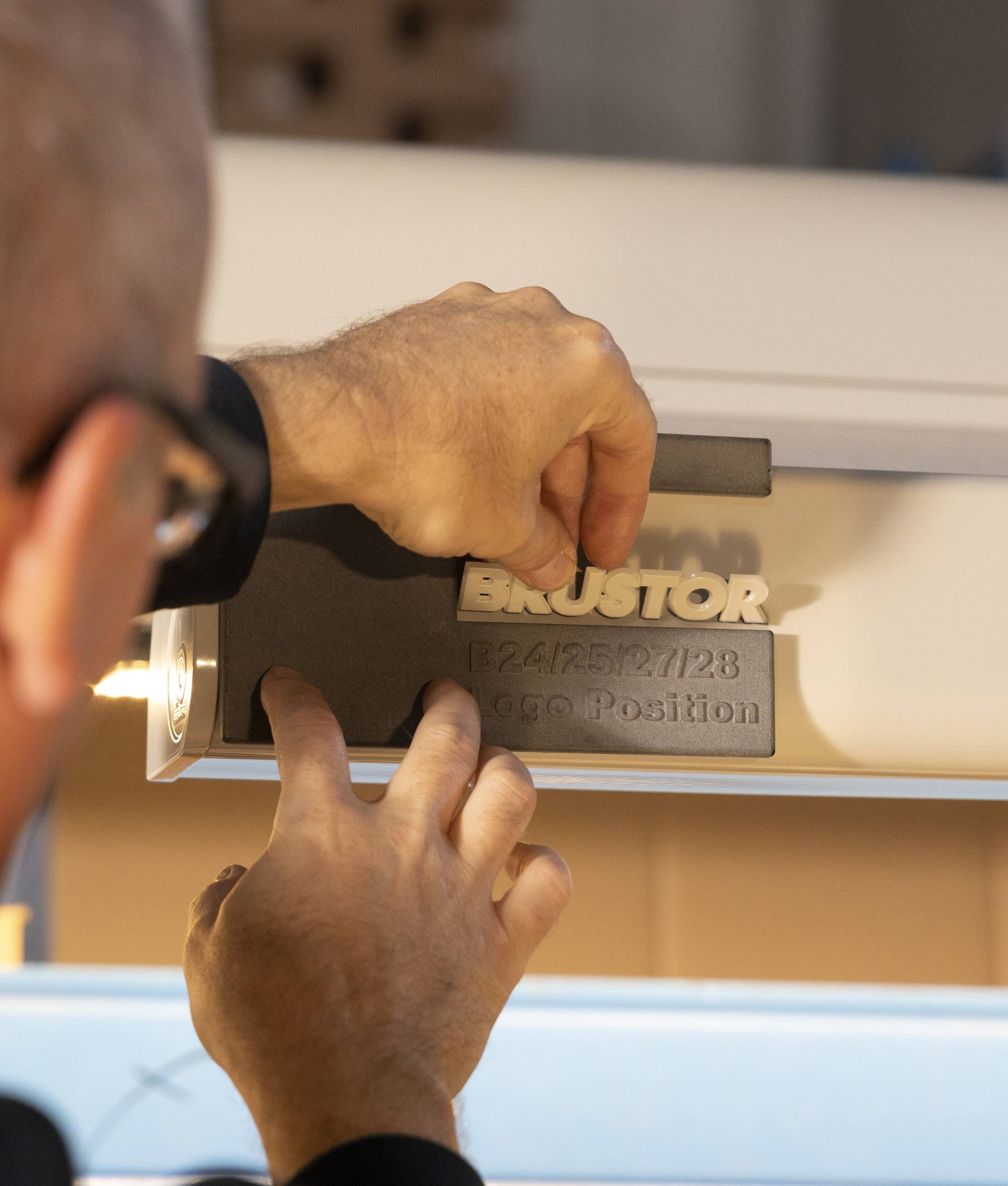 Réglage d’un composant de protection solaire en aluminium avec logo Brustor lors du contrôle qualité