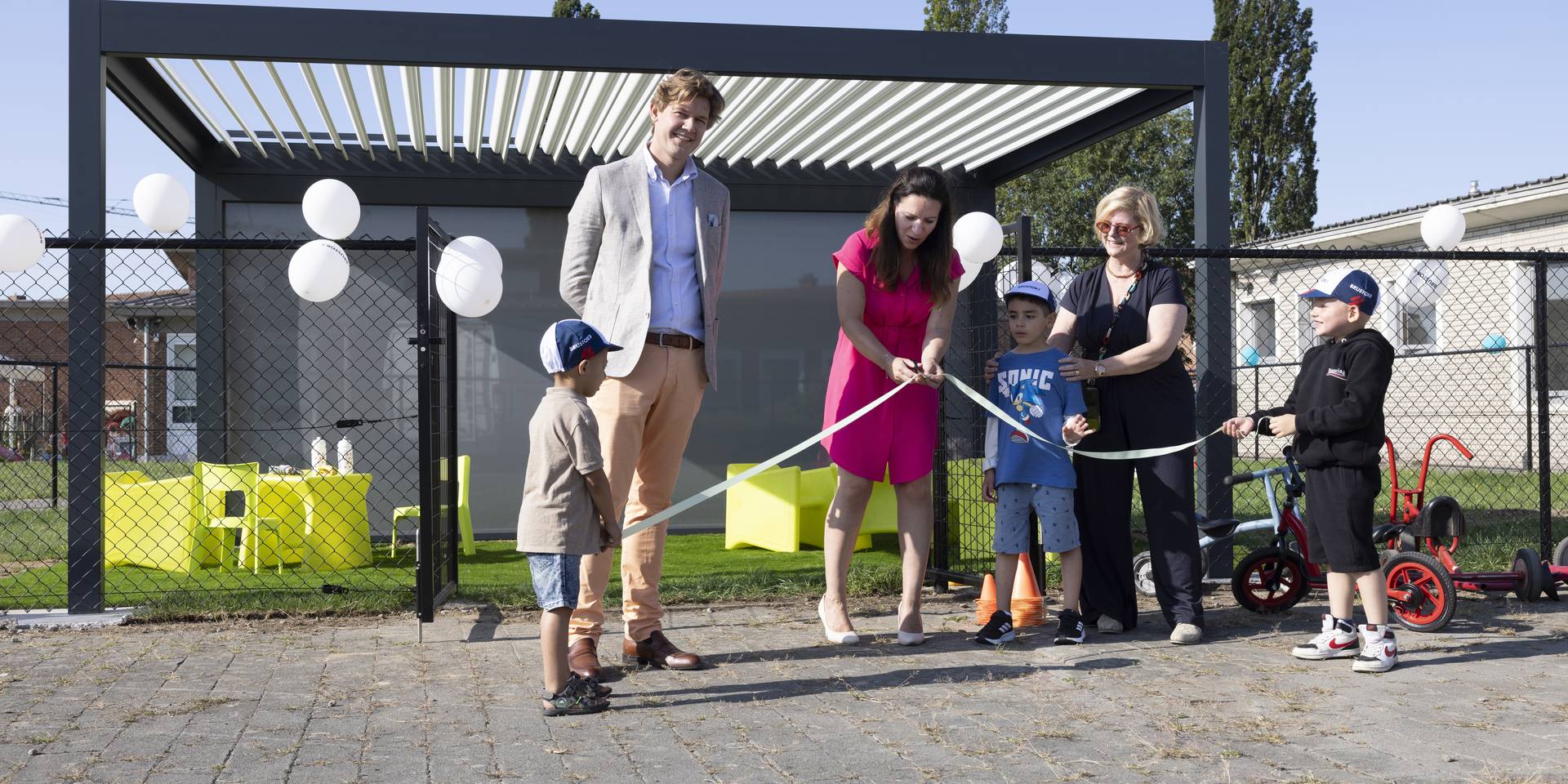 Aluminium Terrassenüberdachung mit Lamellendach in Anthrazit im Garten bei Eröffnungsveranstaltung von Brustor