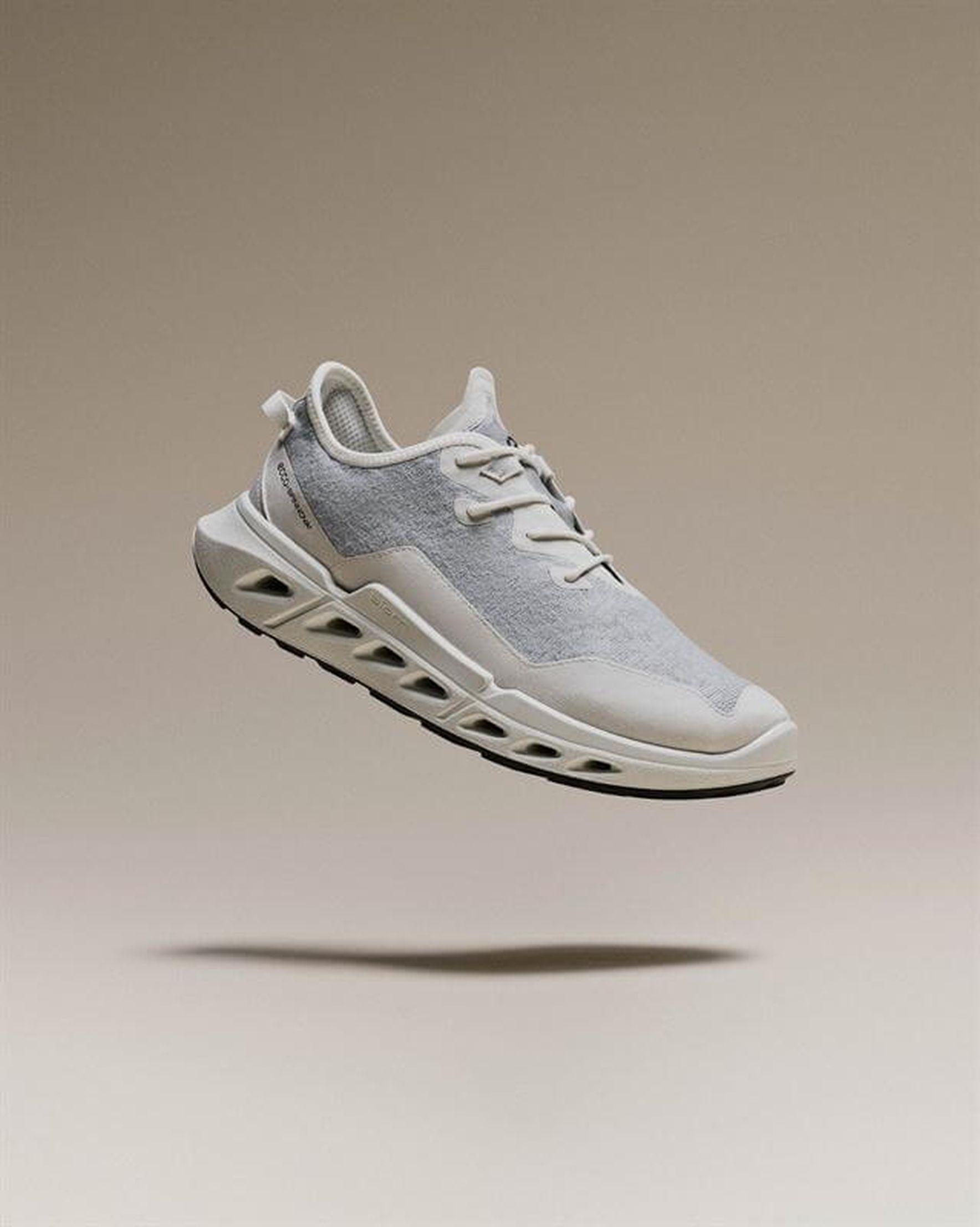 ECCO zet circulaire stap met innovatieve sneaker van leerrestvezels