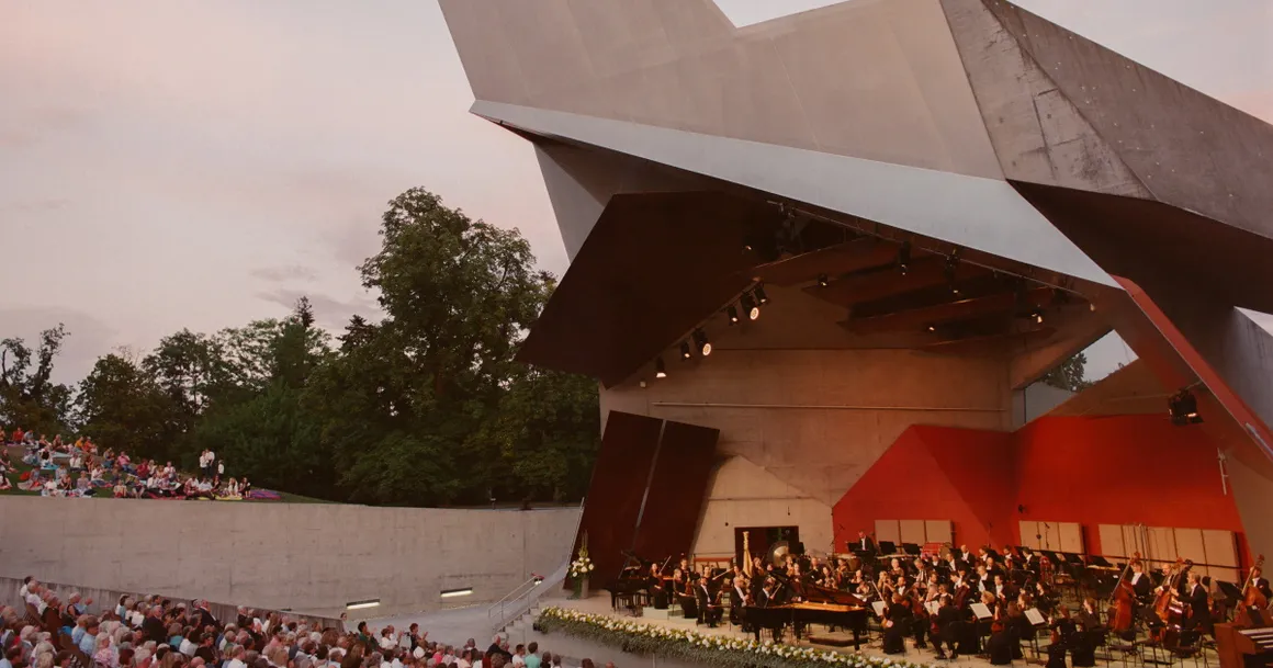 Bühne mit Orchester und Zuseher bei einem Klassikfestival