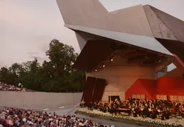 Bühne mit Orchester und Zuseher bei einem Klassikfestival