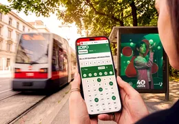 Eine Frau spielt auf ihren Handy Lotto 6 aus 45
