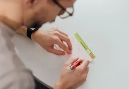 Ein Mann füllt einen TopTipp Schein aus