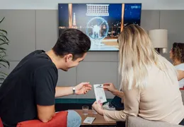 Ein Mann und zwei Frauen verflogen die EurMillionen-Ziehung im TV