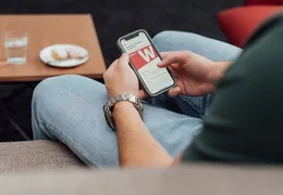 ein Handy, auf dem die Winwin-Seite geöffnet ist