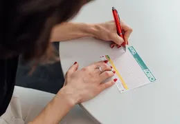 Es wird ein Lotto Wettschein ausgefüllt.