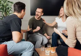 Freunde freuen sich gemeinsam über einen Gewinn