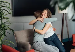 2 Personen freuen sich über Gewinn