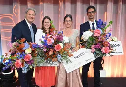 Vier Personen auf der Bühne der Preisverleihung AUSTRIA 25