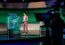 Backstage im Lotto Studio während Ralph Huber-Blechinger die Ziehung moderiert.