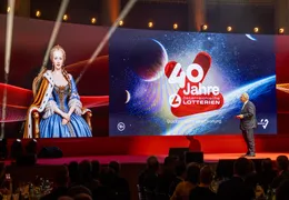 Bühne mit Maria Theresia auf einer Videowall einglendet