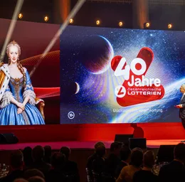 Bühne mit Maria Theresia auf einer Videowall einglendet