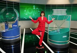 Lotto Moderatorin Evelyn Vysher macht eine Yoga Pose im Studio