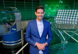 Lotto Moderatur Ralph Huber-Blechinger steht im Lotto Studio