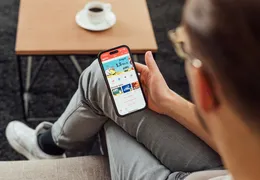 eine Person ruft die win2day App am Handy auf