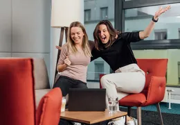 Zwei junge Damen freuen sich gemeinsam über einen Gewinn