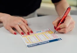 Nahaufnahme wie ein EuroMillionen Systemschein ausgefüllt wird