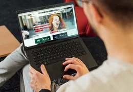 Abbildung der lotterien.at Website am Laptop