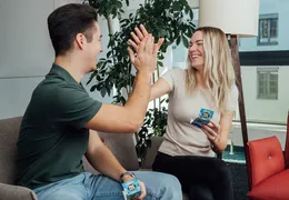 2 Menschen freuen sich zusammen über einen Brieflos Gewinn.