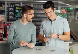 Zwei Personen stehen in eine Trafik öffnen Brieflose