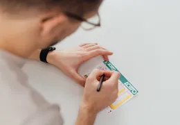 Ein Mann füllt einen Lotto Schein aus