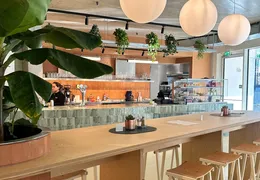 Eine Bar im Reastaurant Michls Deli in Wien