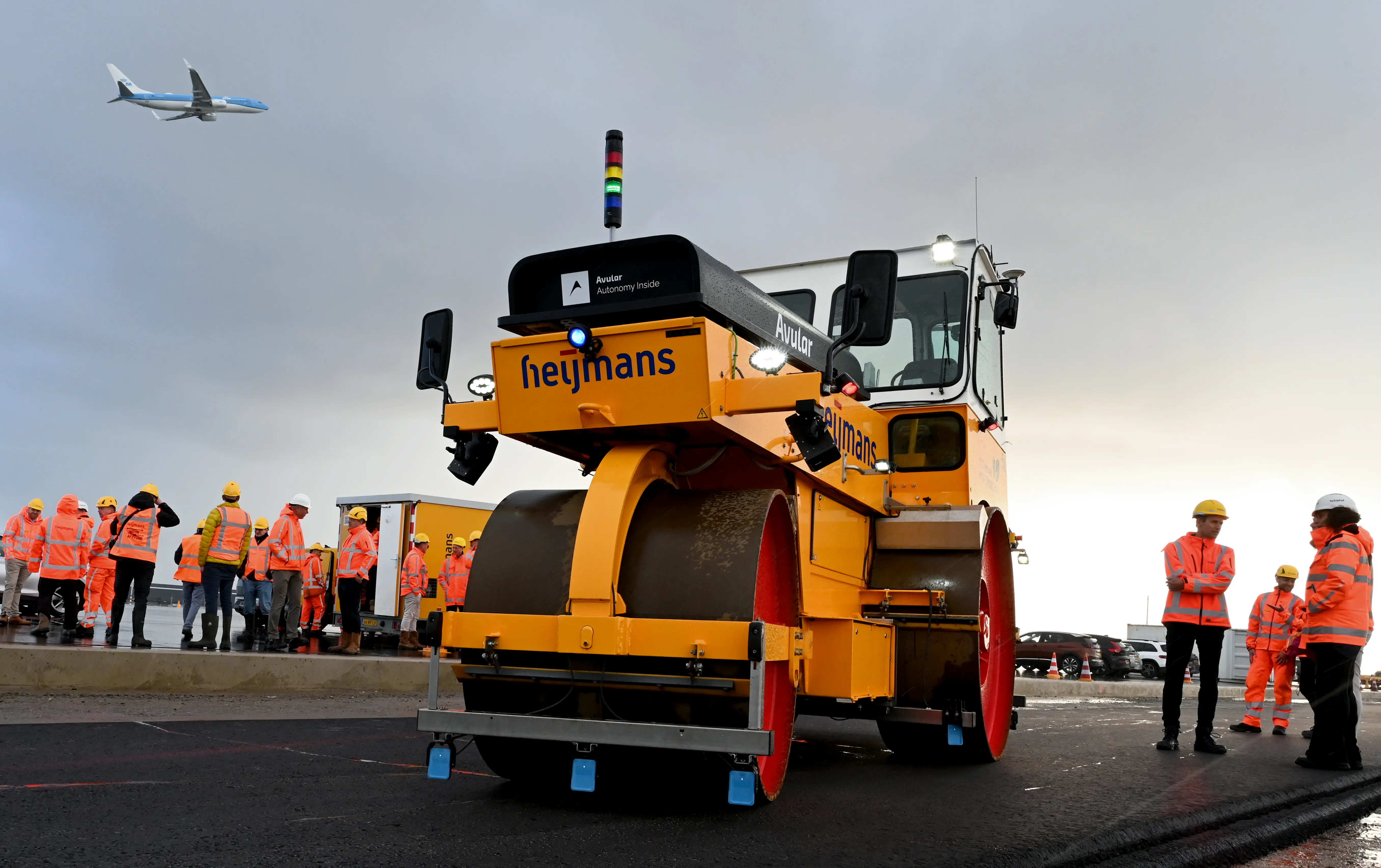 Autonomous asphalt roller debuts at Schiphol
