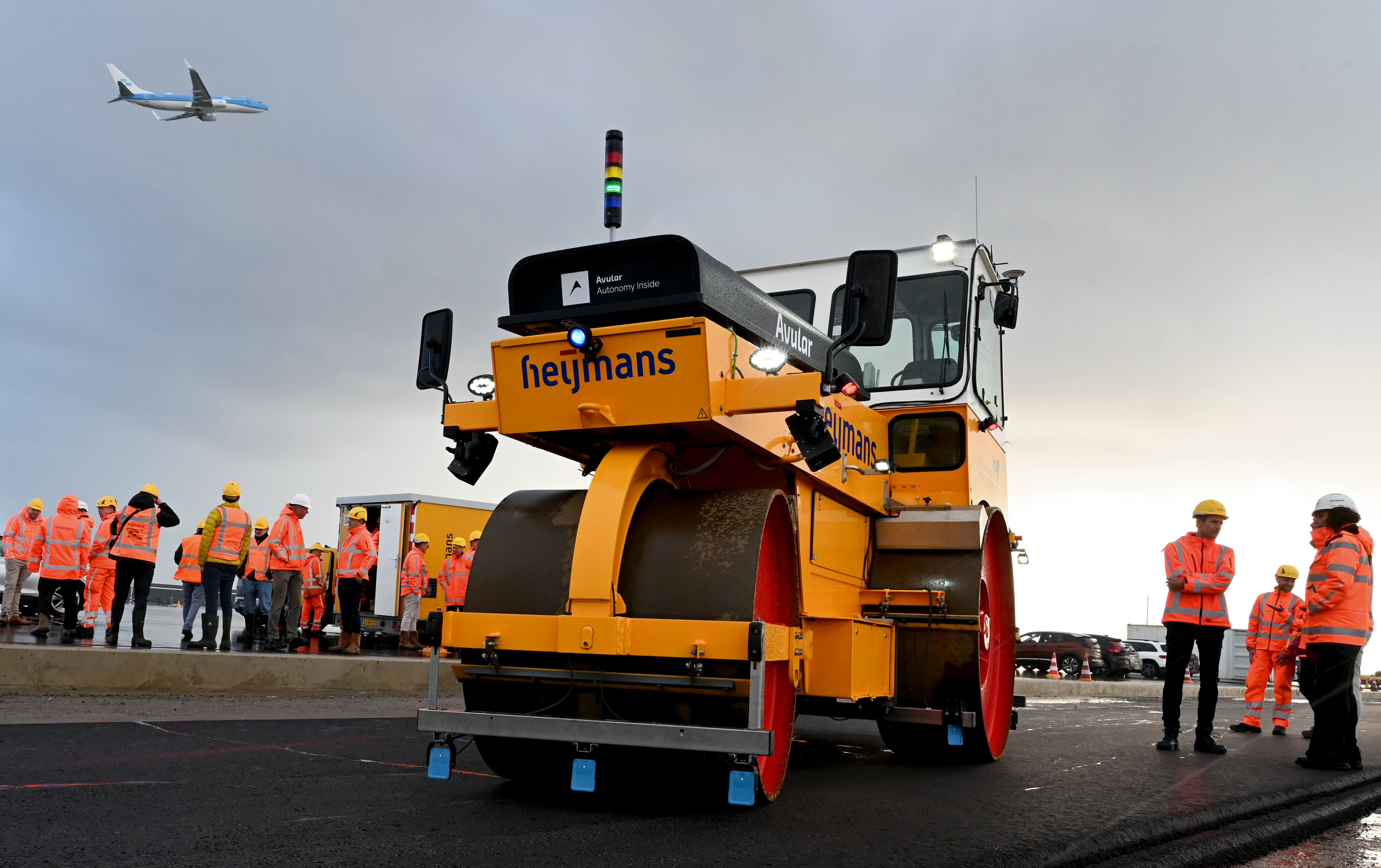 Autonomous asphalt roller debuts at Schiphol Airport