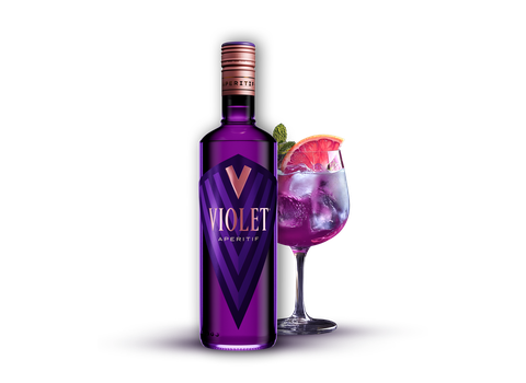 Violet Aperitif Flasche neben einem Violet Spritz in einem Stielglas mit Eis, Grapefruitstück und Minze auf schwarzem Hintergrund.