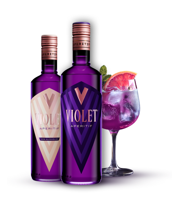 Zwei violette Flaschen mit der Aufschrift „Violet Aperitif” neben einem Weinglas mit einem Violet Spritz, garniert mit Grapefruit und Minze.